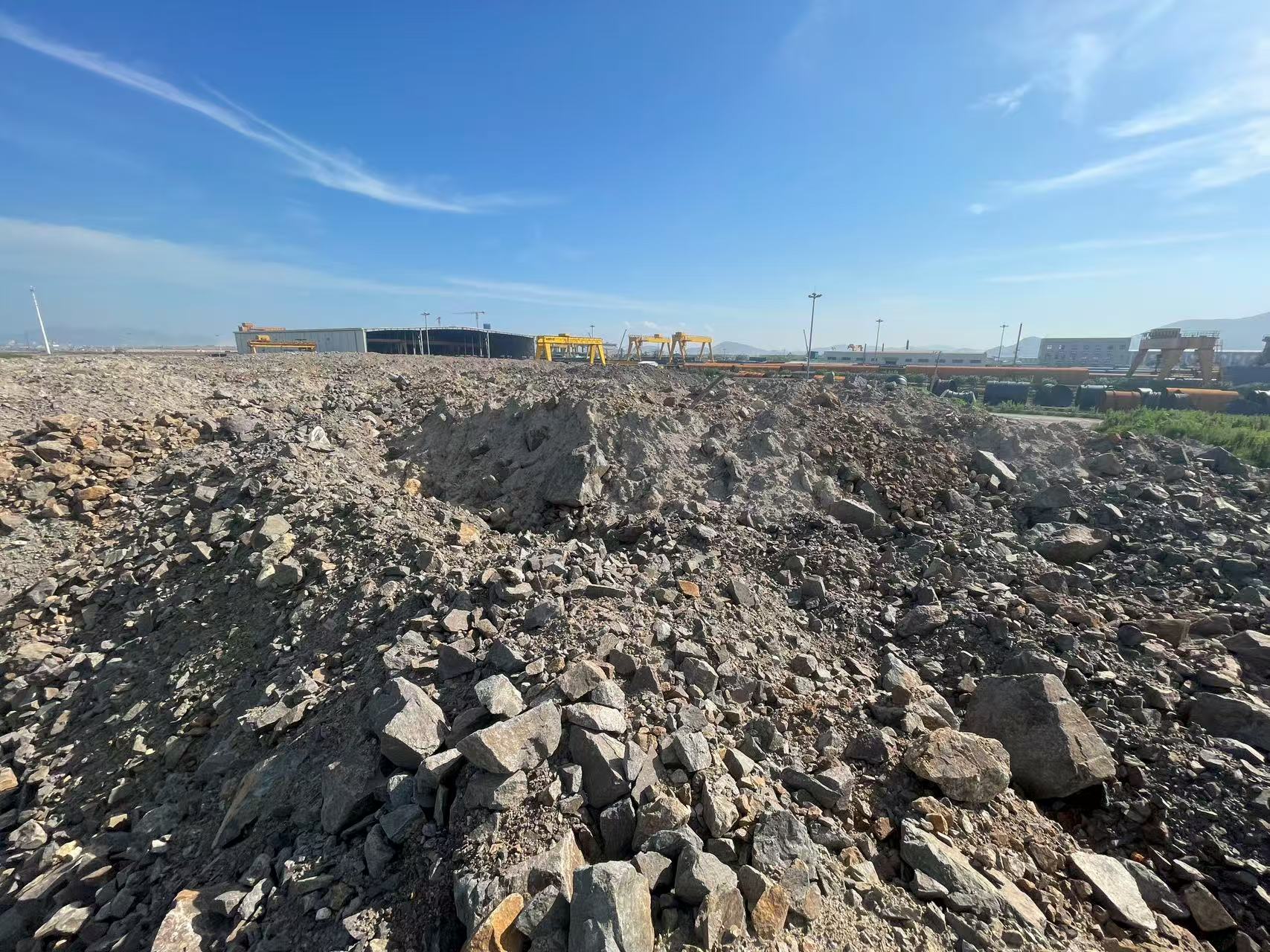 白峰街道半山宁波港外危险货物集装箱场站项目的中强风化层石方以及北仑区郭巨街道碧兰咀堆场的土石方