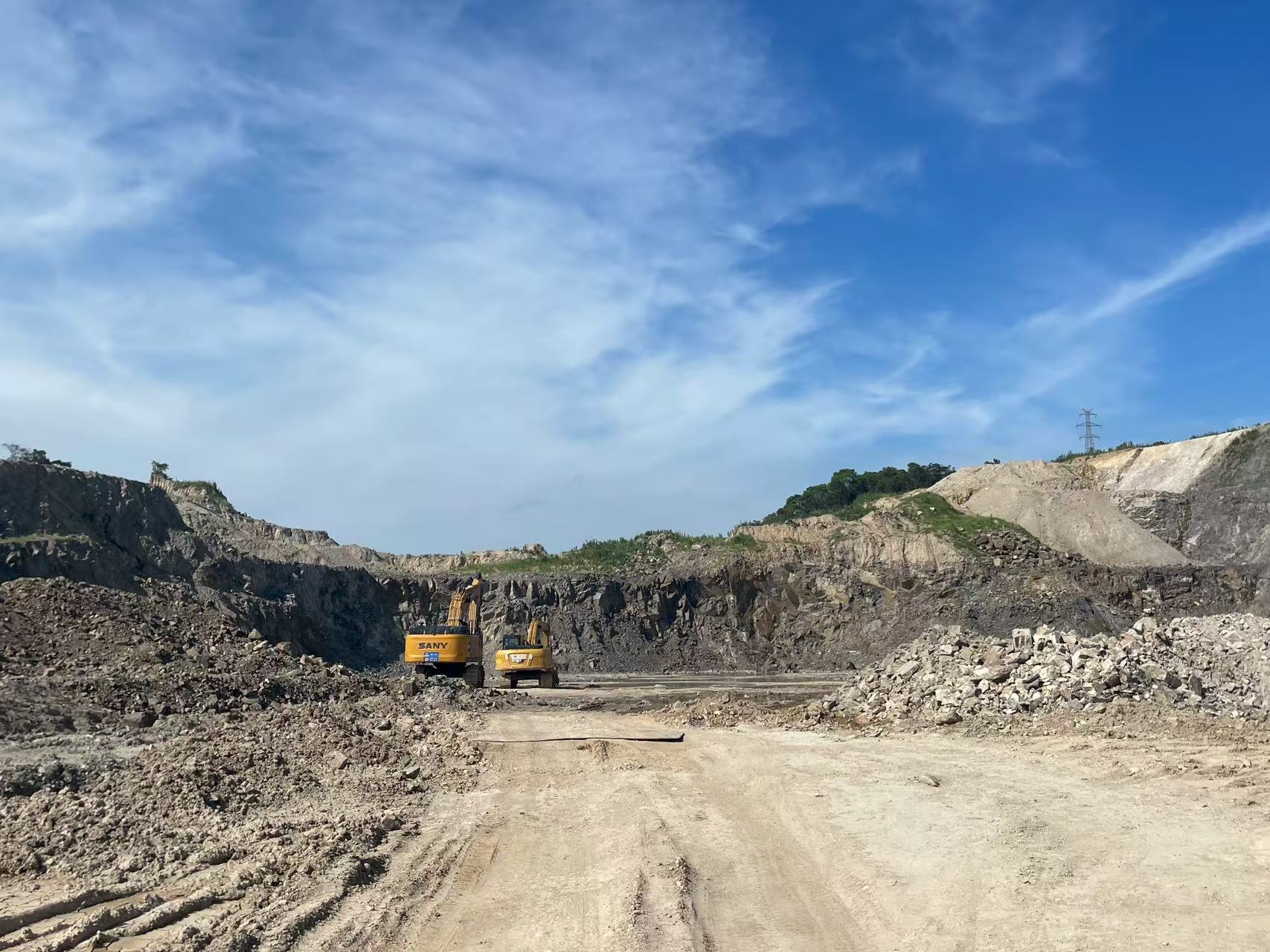 白峰街道半山宁波港外危险货物集装箱场站项目的中强风化层石方以及北仑区郭巨街道碧兰咀堆场的土石方