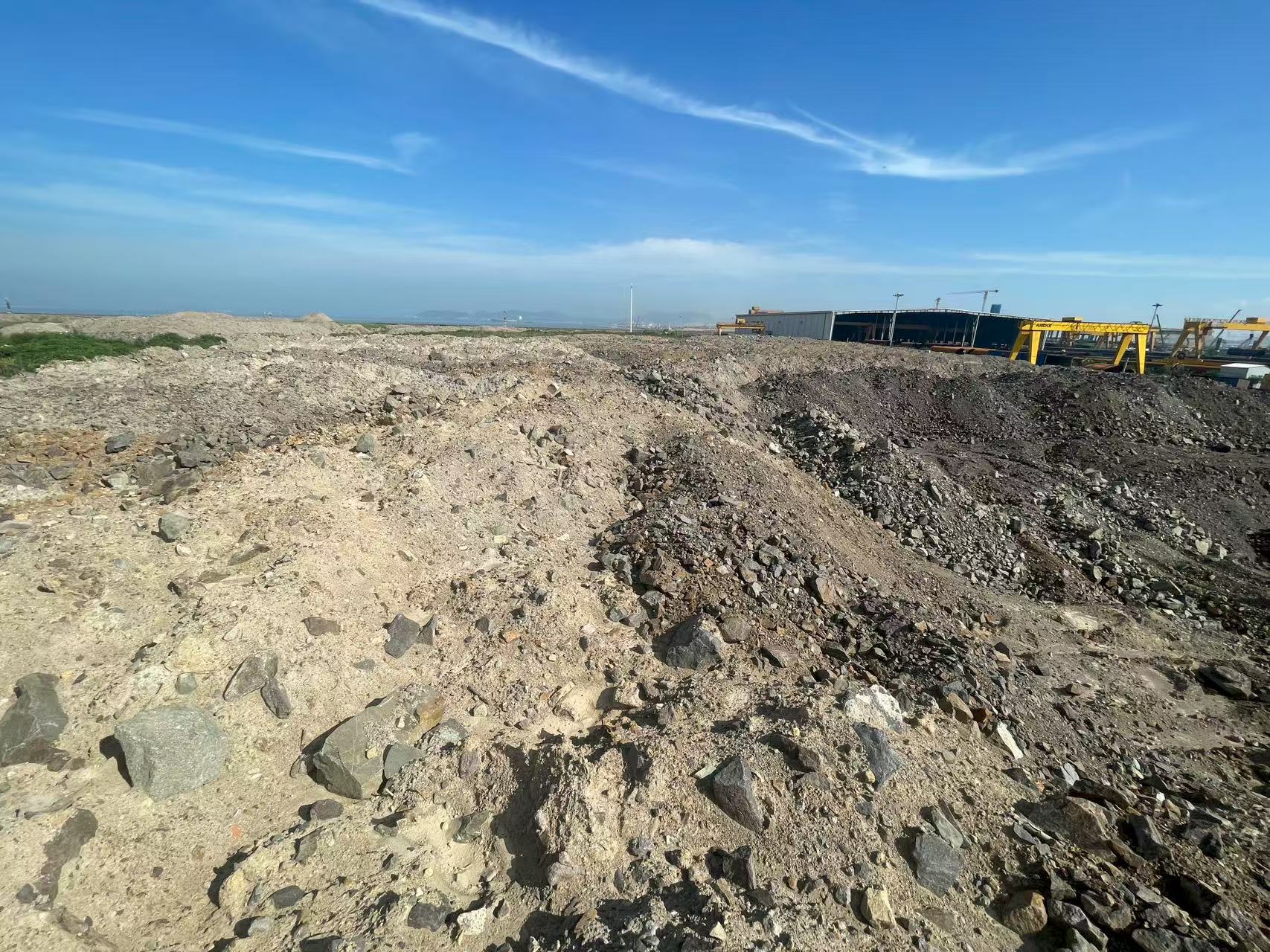 白峰街道半山宁波港外危险货物集装箱场站项目的中强风化层石方以及北仑区郭巨街道碧兰咀堆场的土石方