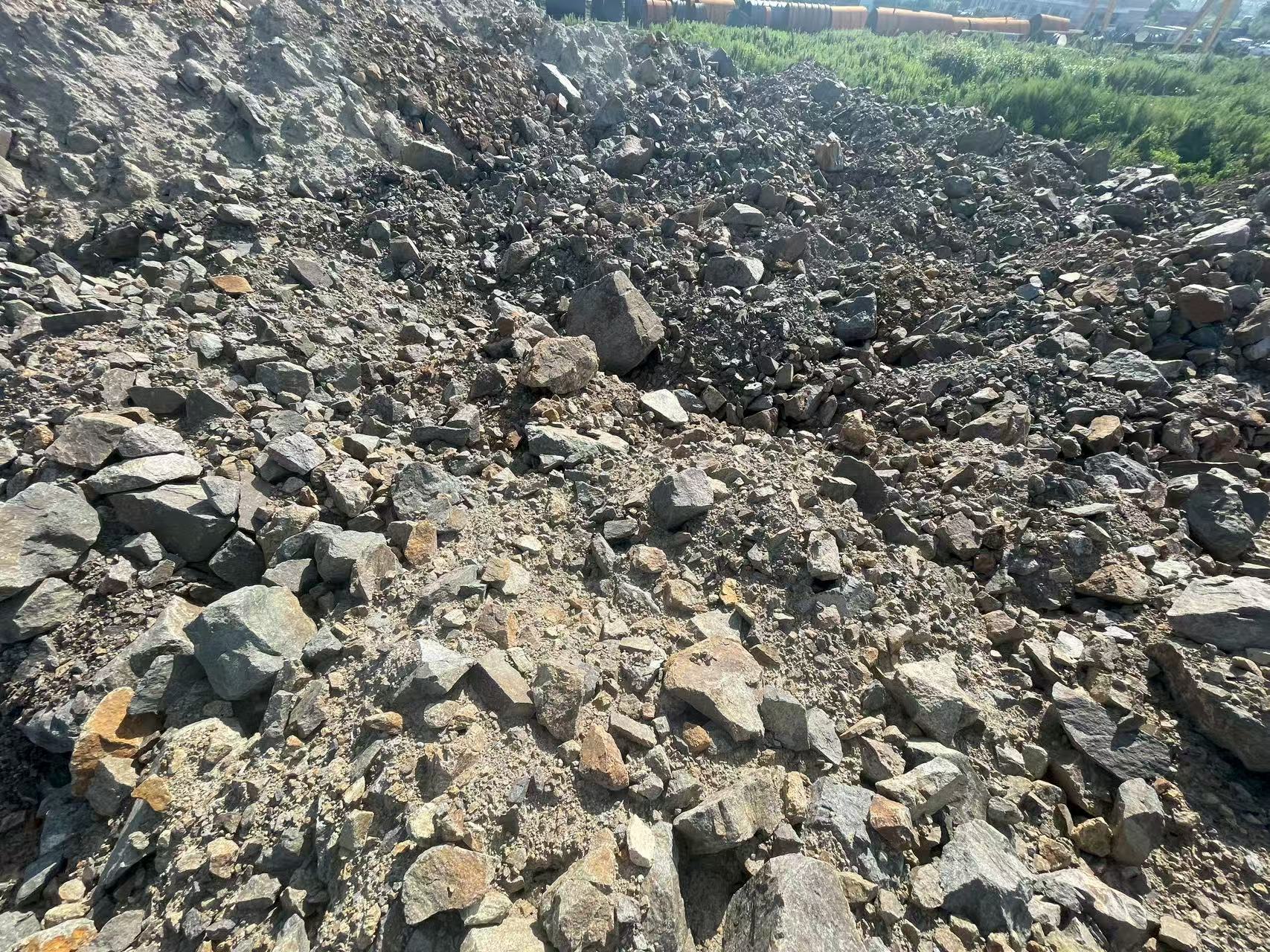 白峰街道半山宁波港外危险货物集装箱场站项目的中强风化层石方以及北仑区郭巨街道碧兰咀堆场的土石方