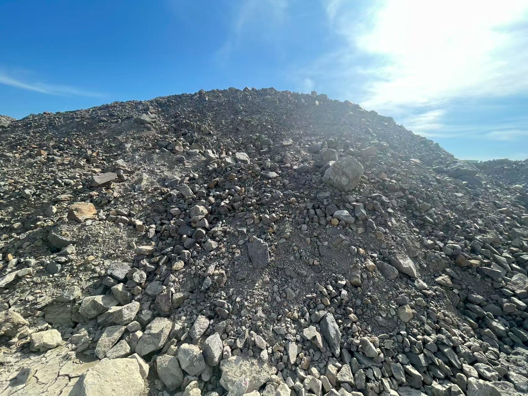 白峰街道半山宁波港外危险货物集装箱场站项目的中强风化层石方以及北仑区郭巨街道碧兰咀堆场的土石方
