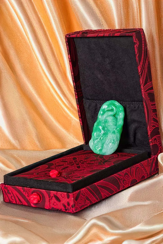 序号33,21118,翡翠挂件,评估价:20000