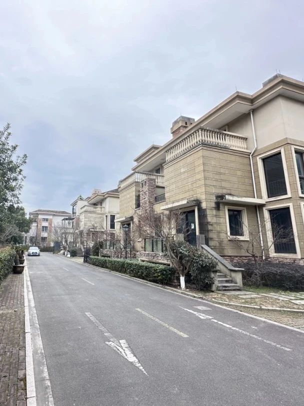 浙江省宁波市余姚市丈亭镇诺丁山郡庄园135幢B室