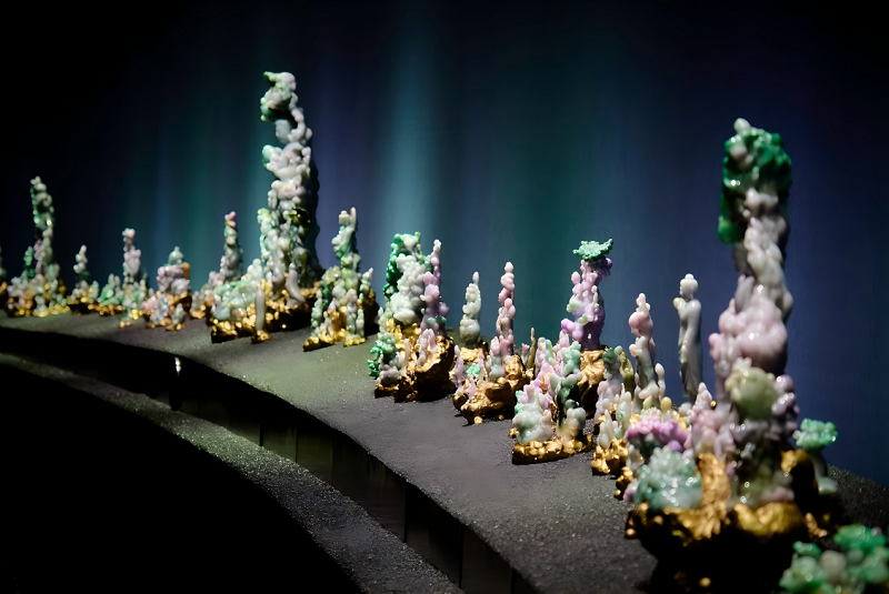 一套金融机构抵债的金刚经主题翡翠雕品