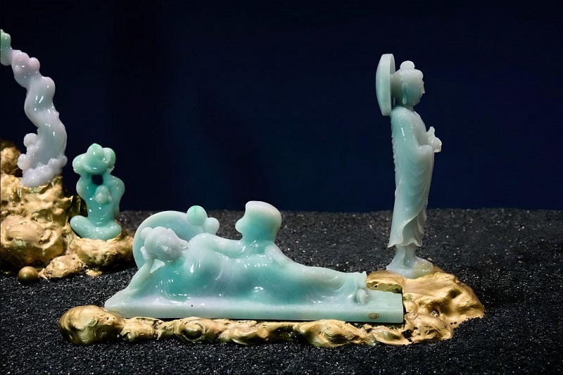 一套金融机构抵债的金刚经主题翡翠雕品