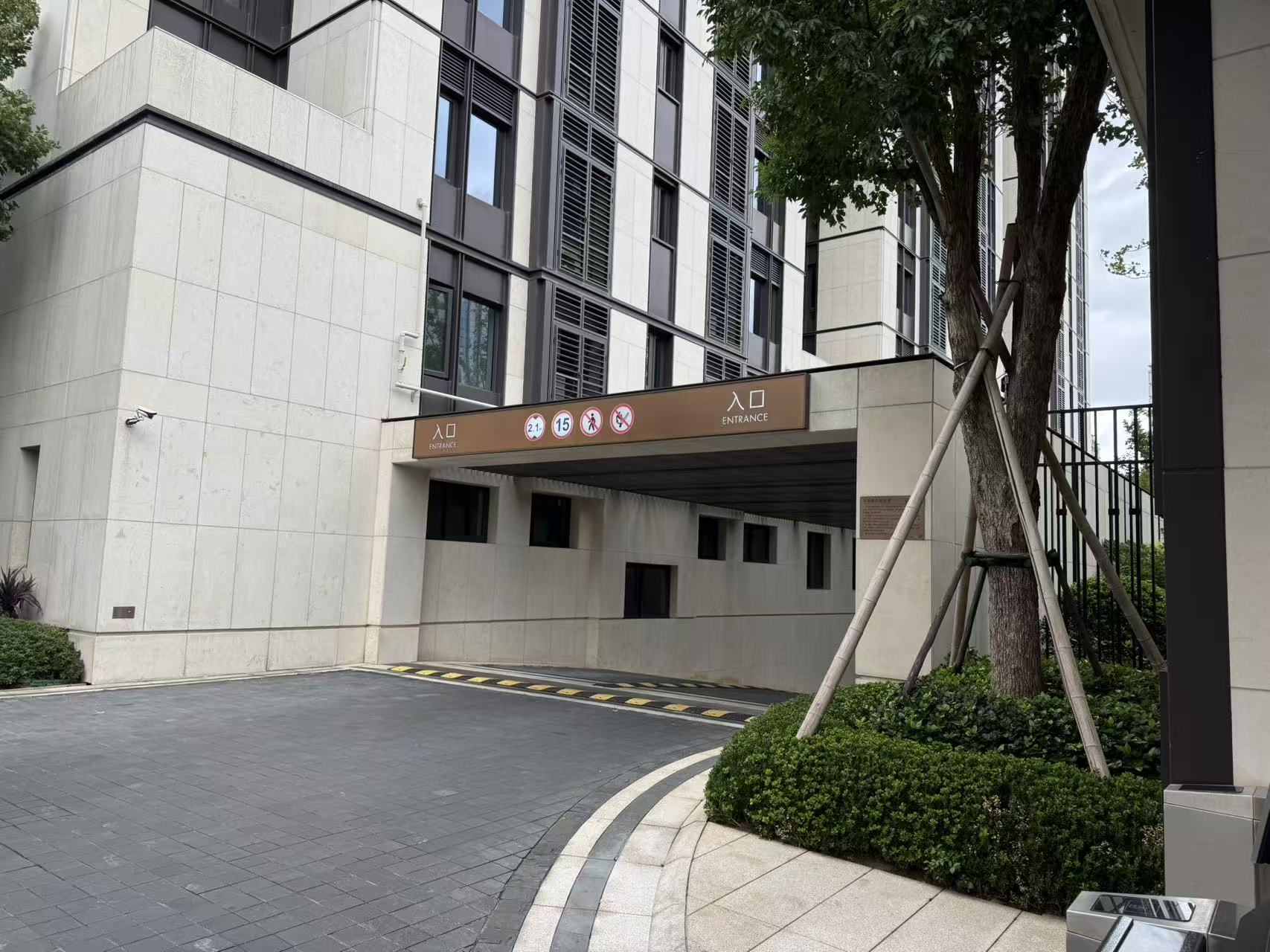 位于浙江省宁波市鄞州区江万府82个地下停车位租赁权