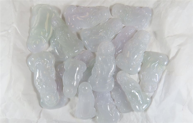 序号70，翡翠挂件，共133件