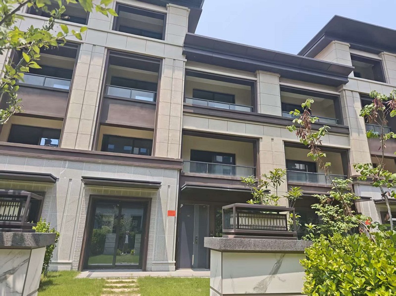 璞丽府小区，排屋6-103，258.09（含地下储藏室面积61.72）㎡