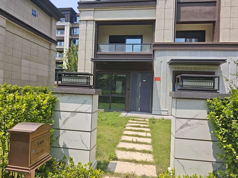 璞丽府小区，排屋7-102，285.35（含地下储藏室面积87.10）㎡