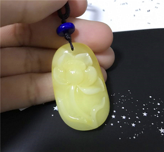 蜜蜡荷花吊坠